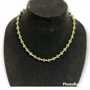 Vintage Chalcedony dark green beads short 8” necklace, unbranded